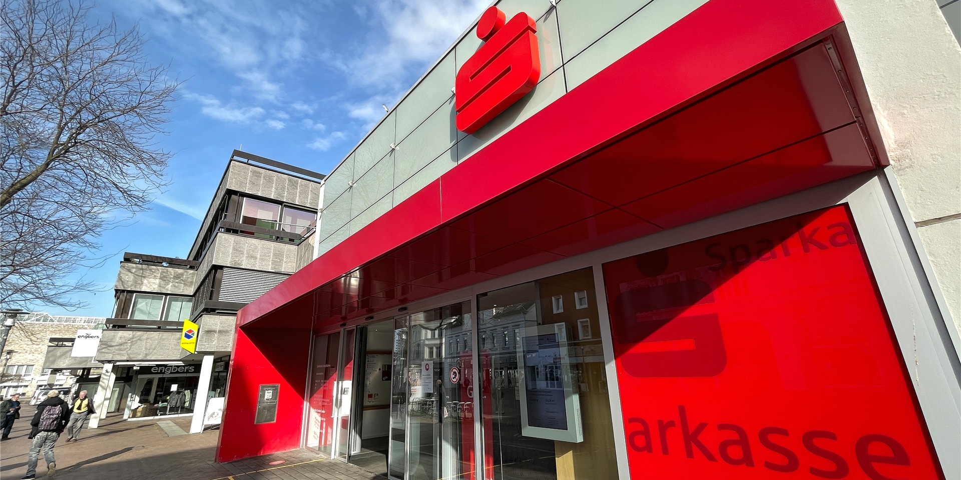 Die Sparkasse Unna-Kamen passt für Teile ihres Filialnetzes die Öffnungszeiten an. Hier, in der Hauptstelle in Unnas Stadtmitte, bleibt alles wie gehabt.