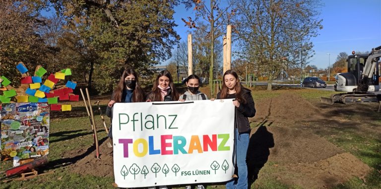 Schüler und Lehrer des Freiherr-vom-Stein-Gymnasiums organisierten die Aktion „Pflanz Toleranz“. Sie machten Passanten auf der Lippebrücke auf Schubladen-Denken aufmerksam und pflanzten dann im Lippepark eine Blutbuche.