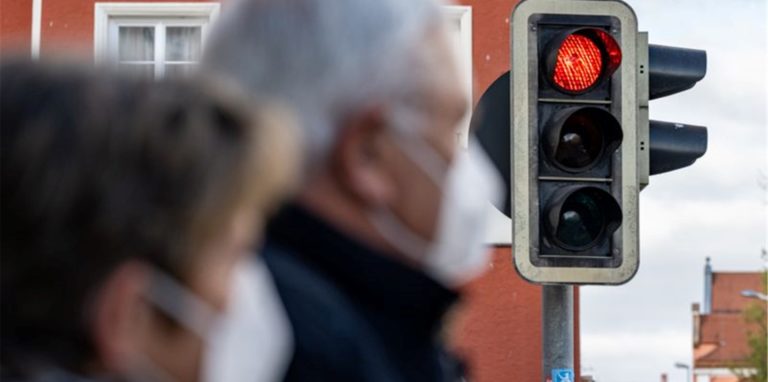Corona-Schnelltests für alle sollen wieder kostenlos werden – eine der Maßnahmen, mit dem der Anstieg der Neuinfektionen gebremst werden soll.