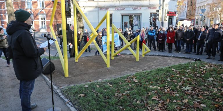 Adrian Ben Shlomo richtete sich mit eindrücklichen Worten an die Dortmunder und Dortmunderinnen bei der Dorstfelder Gedenkveranstaltung zu den Novemberpogromen.