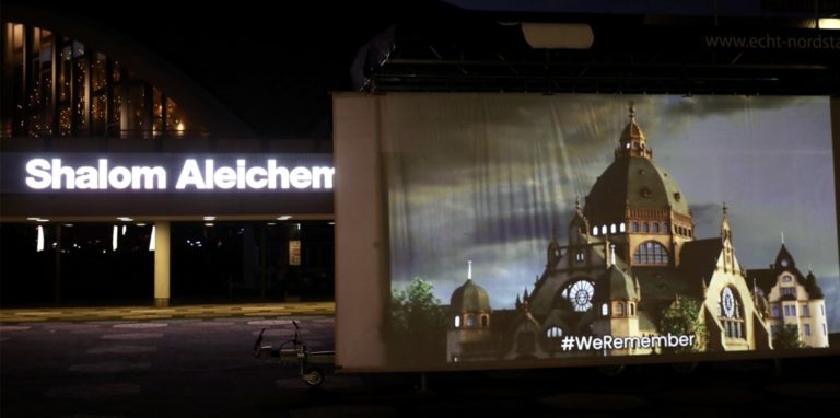 Mit einer Projektion und Virtual-Reality-Brillen macht das Projekt „We Remember“ zerstörte Synagogen wieder erlebbar. Auch die Dortmunder Synagoge kehrte so zur Gedenkveranstaltung zurück.