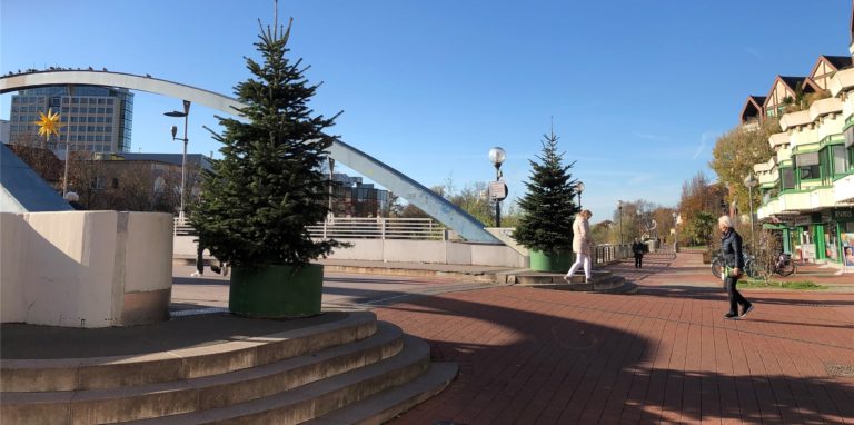 Seit Freitag, 5. November, stellt die Stadt Lünen in der Innenstadt Weihnachtsbäume auf.