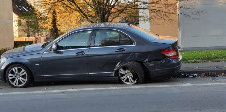Unfall an der Hansastraße in Unna: Dieser geparkte Mercedes muss mit einiger Wucht getroffen worden sein. Auch der andere Wagen musste abgeschleppt werden.