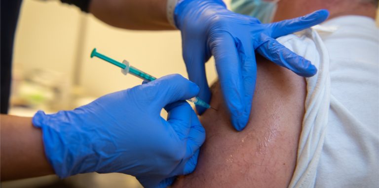 Die Grippe-Impfung sollte auch mit dem regulären Impfstoff durchgeführt werden, findet ein Schwerter Arzt.
