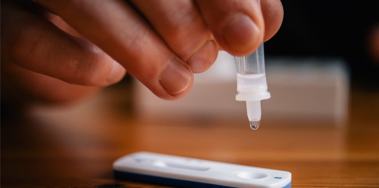Corona-Schnell- und Selbsttests könnten sich in Apotheken zu einem knappen Gut entwickeln. Lieferengpässe und steigende Preise werden befürchtet. Vereinzelt bemerken das auch die Holzwickeder Apotheken.