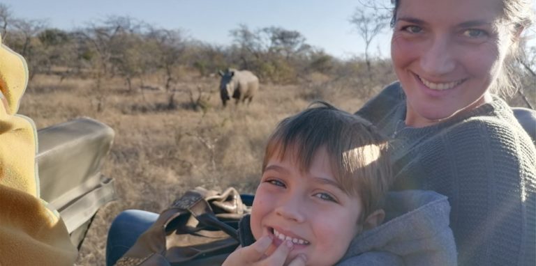 Hayden (l.) ist begeistert: Nach der Schule geht es mit Mama Jenna (r.) oft im Reservat auf Safari und Spurensuche.