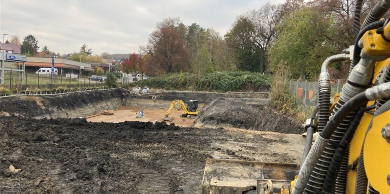 Eine besondere Baustelle kann man seit einem Vierteljahr in der Sonnenstraße beobachten. Im Hintergrund zwei große Pumpen, im Vordergrund ein Bagger.
