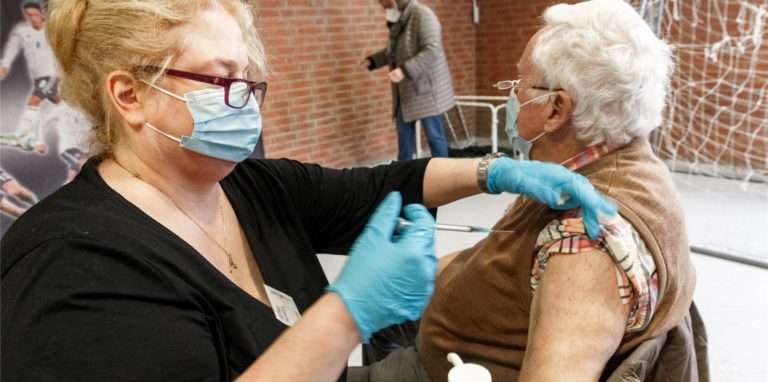 Älterer Mann erhält die Booster-Impfung gegen das Coronavirus