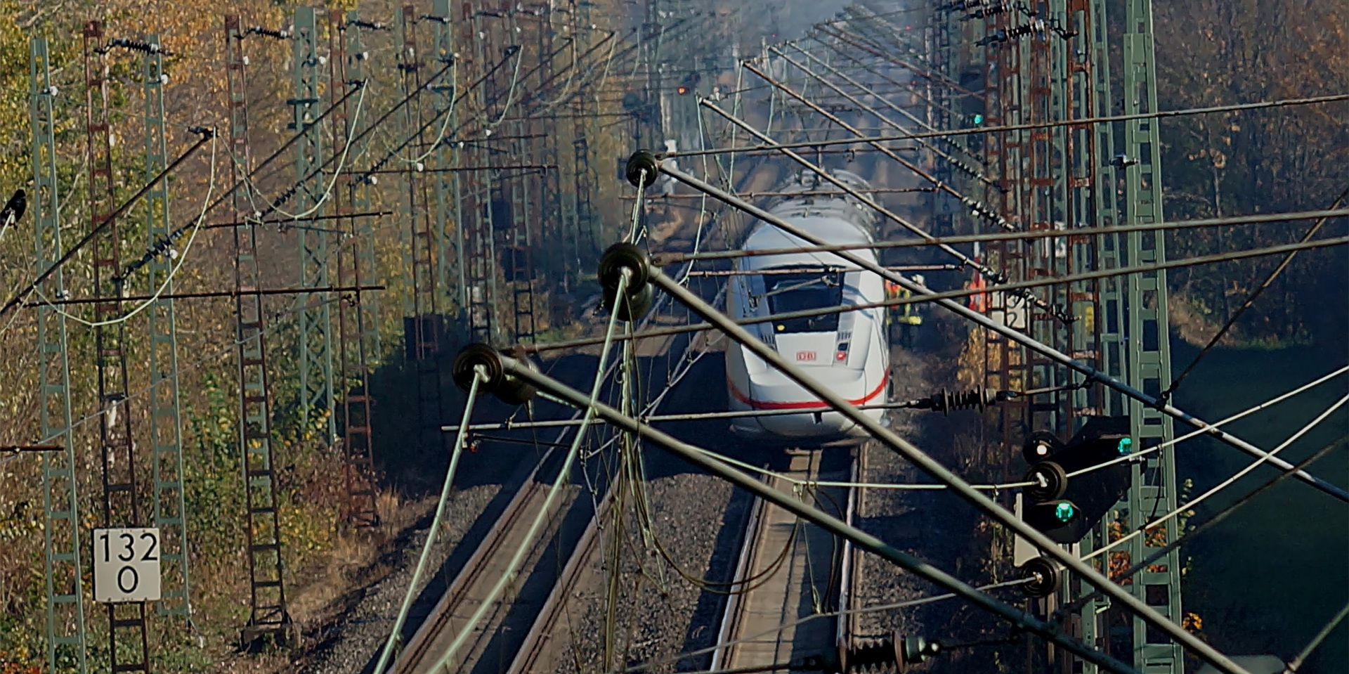 Ein ICE auf der Bahnstrecke bei Kamen. Wegen der Streckensperrungen enden einzelne Regionalzüge am Bahnhof Kamen.
