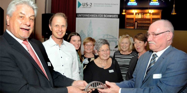 US-2-Vorsitzender Egon Schrezenmaier (v.l.) und sein Stellvertreter Jens Ewald überreichten den Karl-Willi-Demgen-Preis stellvertretend an Ottomar Drescher (r.), den Ehemann der „Brücke“-Gründerin Antje Drescher. Begleitet wurde er von Mitglieder der Familie und des Vereinsvorstands.