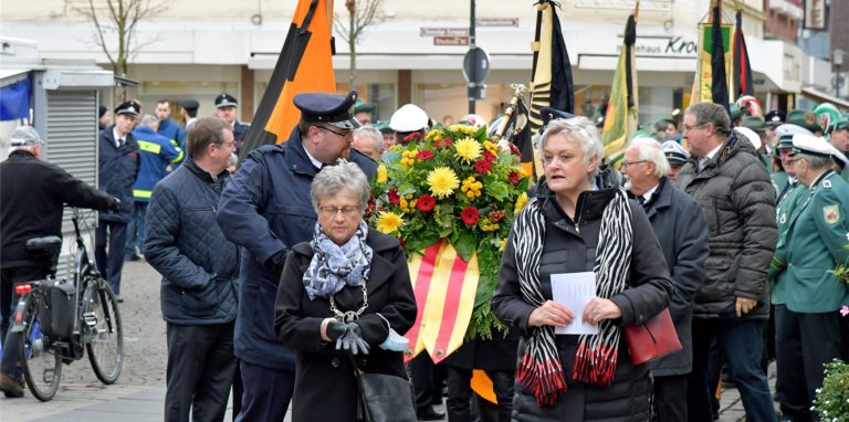 Weil eine störungsfreie Kundgebung am Marktplatz nicht gewährleistet war, zog man direkt zum Ehrenmal im Steintor-Park.