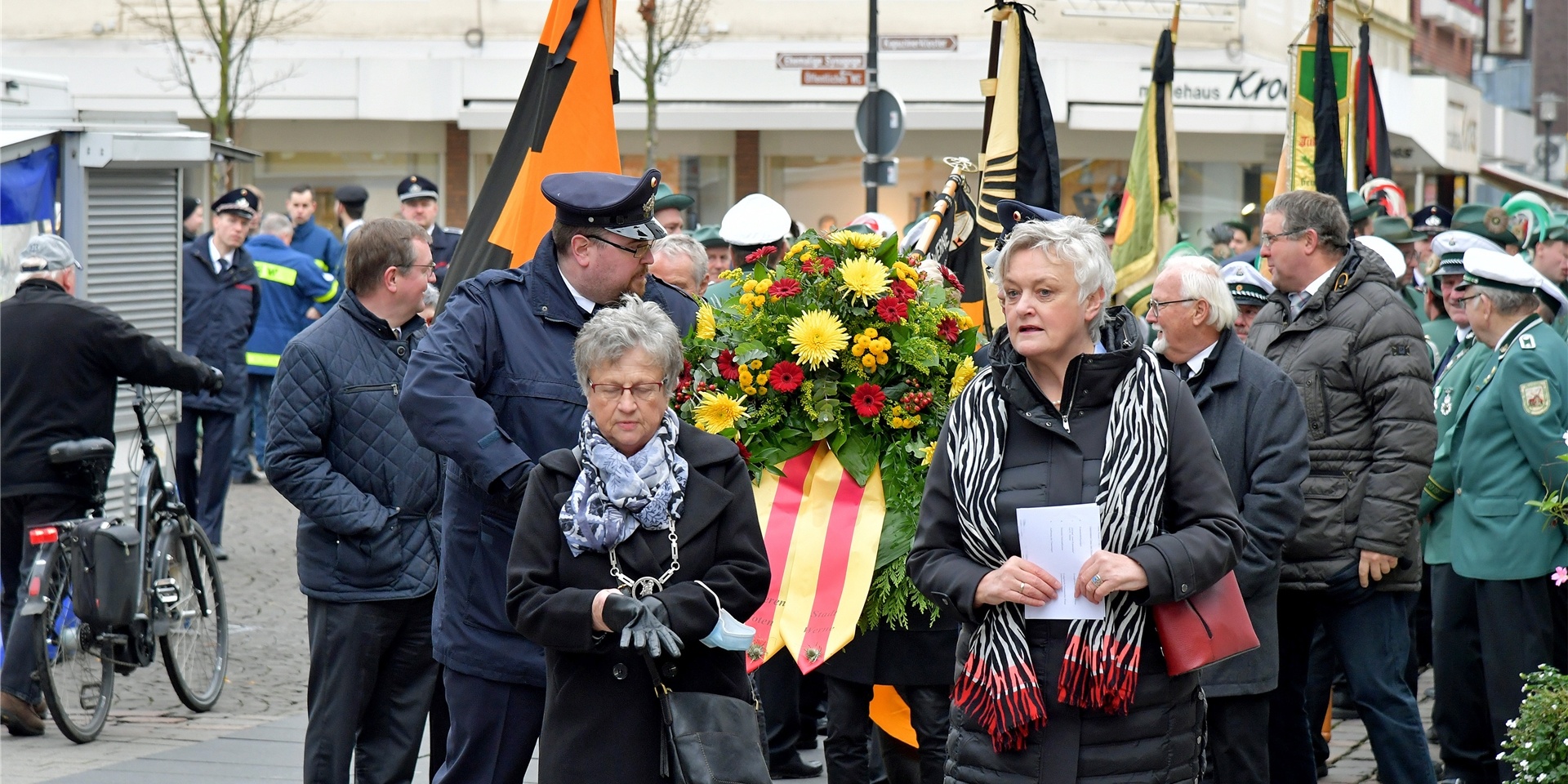 Weil eine störungsfreie Kundgebung am Marktplatz nicht gewährleistet war, zog man direkt zum Ehrenmal im Steintor-Park.