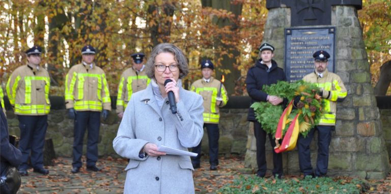 Ina Scharrenbach, NRW-Ministerin für Heimat, Kommunales, Bau und Gleichstellung, folgte einer Einladung des Schützen-Vereins Wethmar. Sie rief am Kriegerdenkmal am Waldweg in Wethmar dazu auf, sich für Frieden einzusetzen.