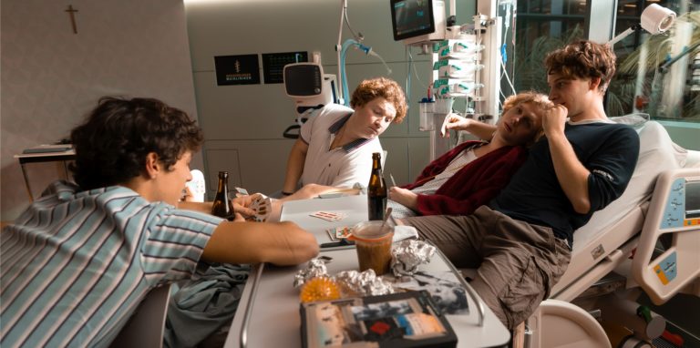 Freundschaft in guten wie in schlechten Zeiten: Die Freunde Kalle (Klaus Steinbacher), Brenninger (Roland Schreglmann), Hannes (Johannes Nußbaum) und Moritz (Leonard Scheicher) zusammen im Krankenhaus (v.l.) im Eröffnungsfilm „Hannes“.