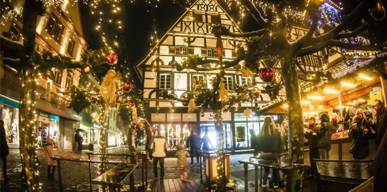 So stimmungsvoll kann der Weihnachtsmarkt in Unna sein, wie das Archivbild aus 2017 zeigt. An diesem Montag eröffnet das vorweihnachtliche Treiben in Unnas Innenstadt.