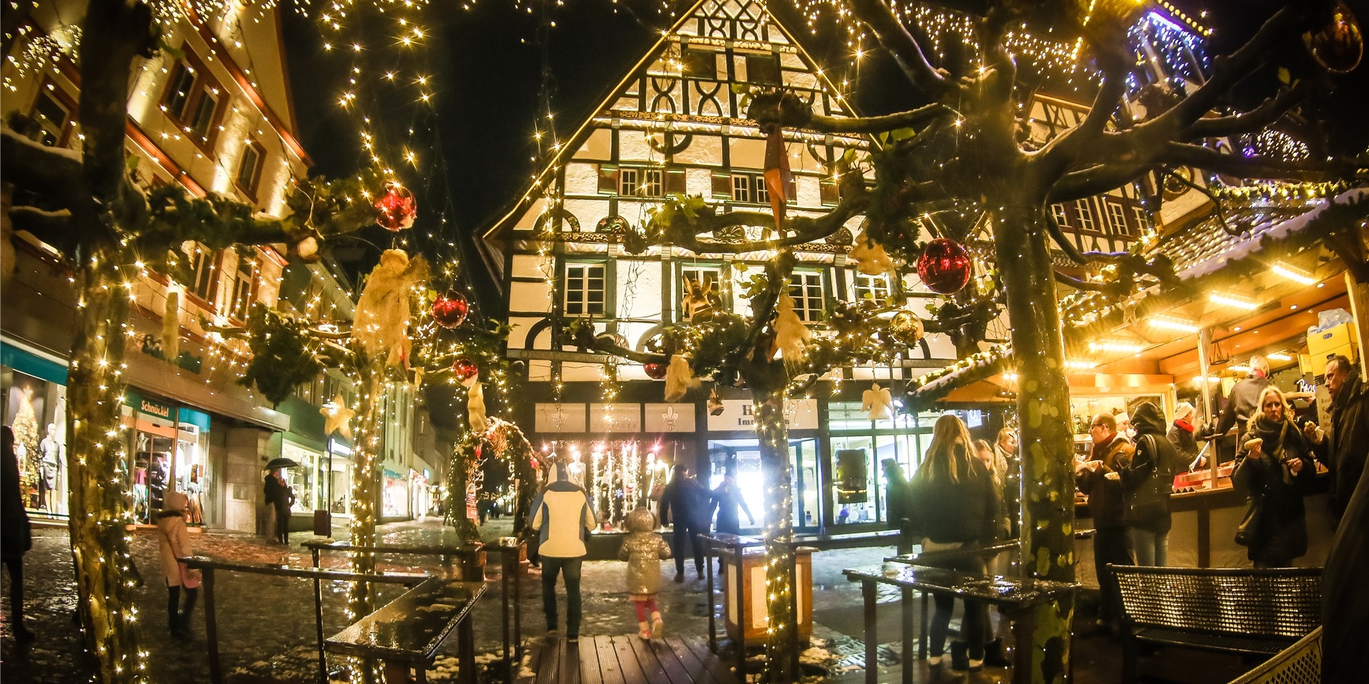 So stimmungsvoll kann der Weihnachtsmarkt in Unna sein, wie das Archivbild aus 2017 zeigt. An diesem Montag eröffnet das vorweihnachtliche Treiben in Unnas Innenstadt.