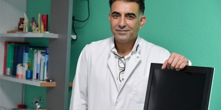 Allgemeinmediziner Ahmad Chiri wählt einen besonderen Weg, um auf Corona-Impfungen aufmerksam zu machen.