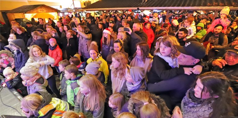 So nah hätten sich die Massener beim Weihnachtsmarkt 2021 nicht kommen sollen. Doch auch mit einem an die Pandemie angepassten Konzept sei das Vergnügen wohl kein sorgloses geworden, erklärt der Gewerbeverein nun seine Absage.