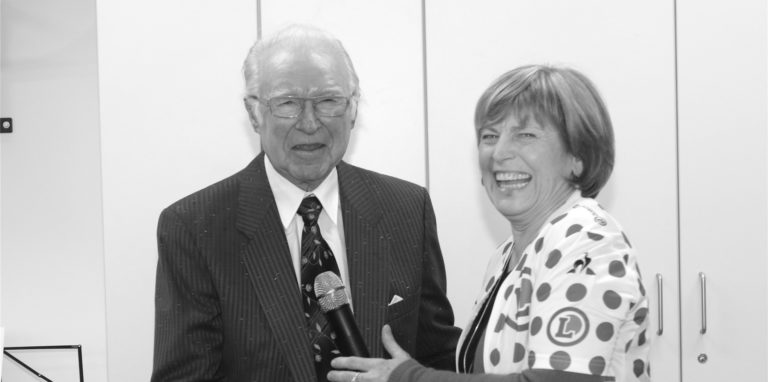 Hans Heinlein, hier beim Abschied seiner Nachfolgerin Klaudia Funk-Bögershausen, ist im Alter von 91 Jahren gestorben. 15 Jahre lang war Heinlein Schulleiter der Wiehagenschule in Werne.