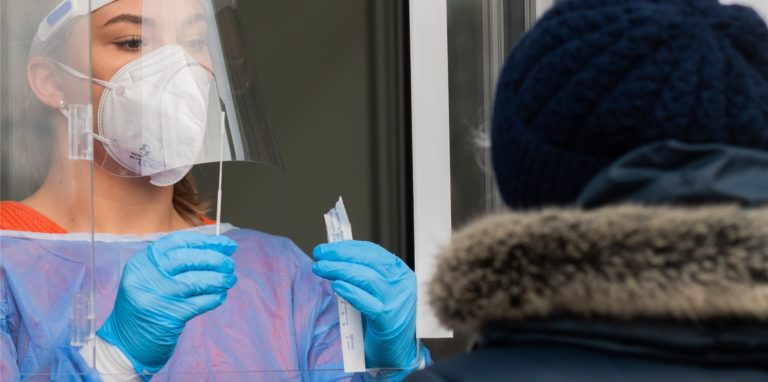 Schnelltests sind wieder kostenlos und PCR-Tests werden für einige Bereiche benötigt, wenn man nicht geimpft oder genesen ist. In Selm kann man sich an verschiedenen Stellen testen lassen.
