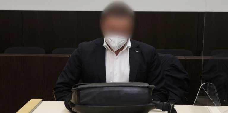 Ein der Hochstapelei angeklagter Mann sitzt im Amtsgericht auf der Anklagebank.