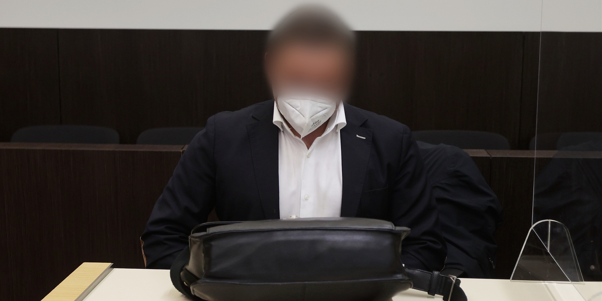 Ein der Hochstapelei angeklagter Mann sitzt im Amtsgericht auf der Anklagebank.