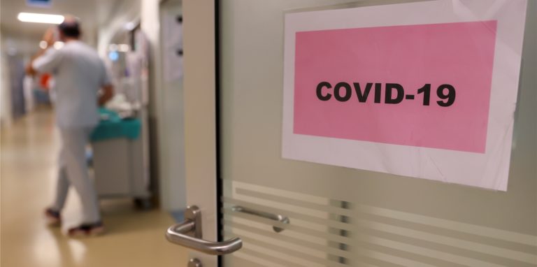 Der Eingang zur Covid-19-Intensivstation einer Uniklinik. Auch in Dortmund ist die Zahl der intensivmedizinisch behandelten Covid-Patienten gestiegen. (Symbolbild)