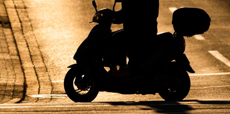 Unterwegs mit Papas Motorroller (Symbolbild) – ohne Führerschein und unter Drogen. Ein 23-jähriger musste sich deswegen vor Gericht verantworten.