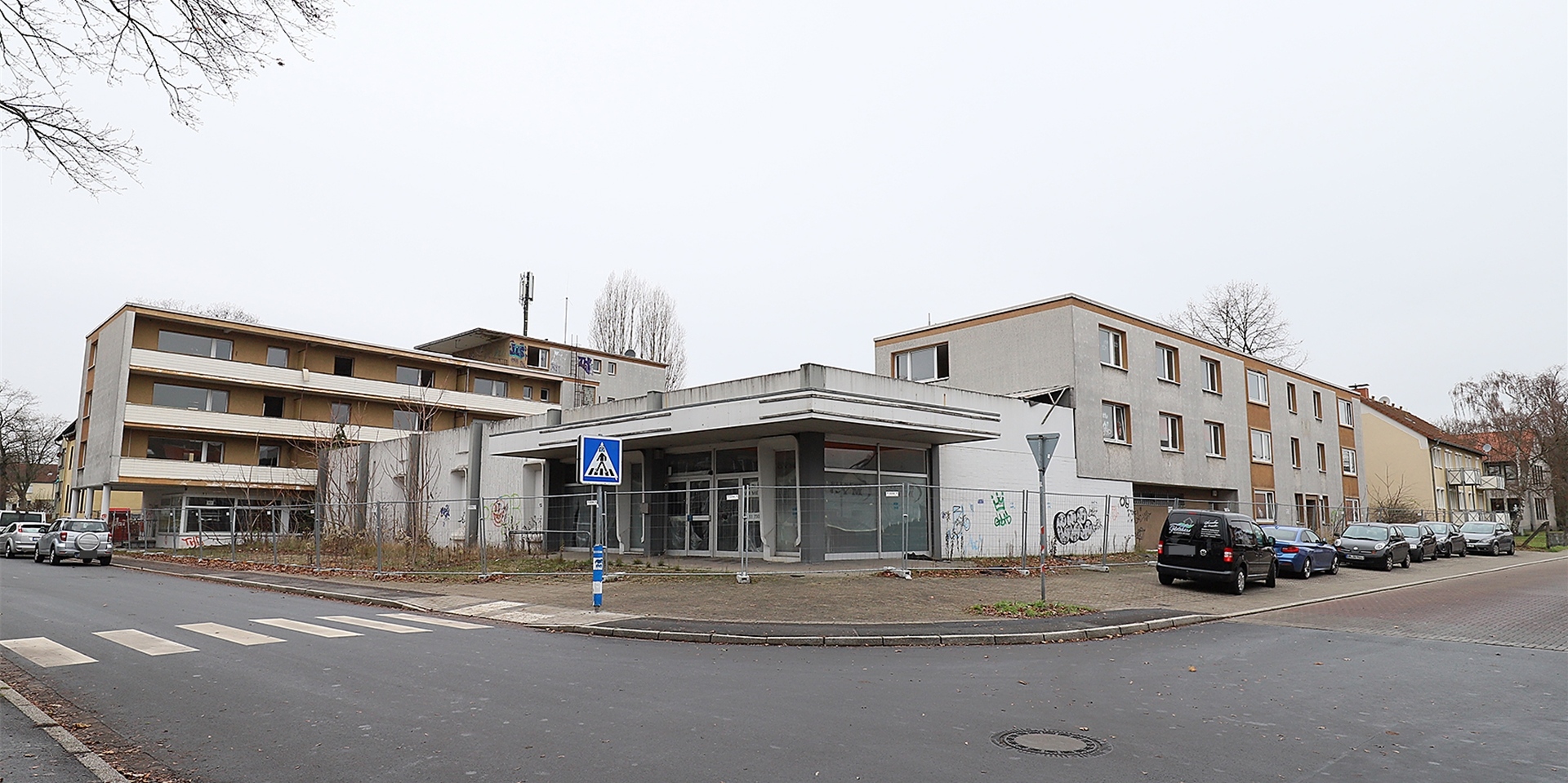 Das einstige Wohn- und Geschäftshaus am Römerberg in Bergkamen-Oberaden ist zugewachsen und heruntergekommen.