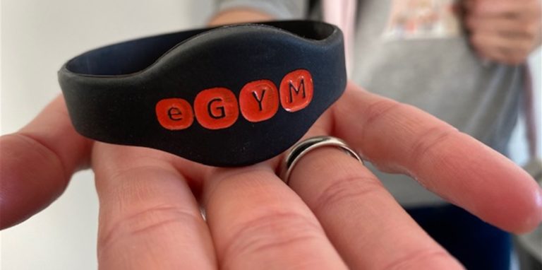 Mithilfe dieses Armbandes passen sich die Geräte im E-Gym den zuvor mit einem Trainer erarbeiteten Einstellungen an.