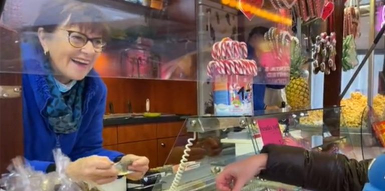 Nadine Küchenmeister hat an ihrem Süßwarenstand auf dem Lüner Weihnachtsmarkt am Donnerstagmittag überwiegend Popcorn verkauft.