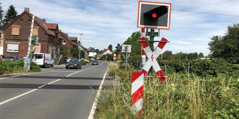 Autos nähern sich einem Bahnübergang in Unna