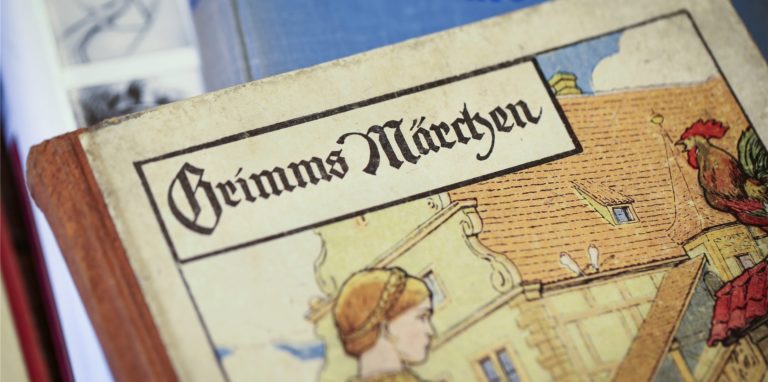 Klassische Märchen, so wie die der Gebrüder Grimm, sind mitunter ganz schön grausam. Soll man sie Kindern dennoch vorlesen? Natürlich!