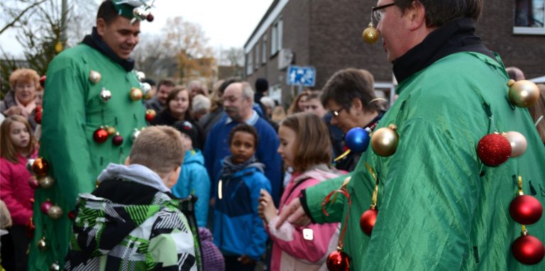 Die Selmer Stadtwette mit dem Selmer Bürgermeister – in dem Fall war es Mario Löhr (l.) – und Pfarrer Claus Themann hat Tradition. Doch wegen der Absage des Adventsmarktes fällt sie aus. Ob es eine Alternative gibt, ist noch offen.