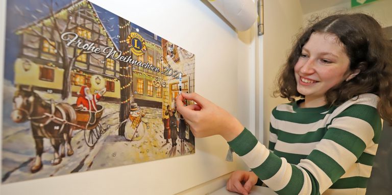 Stop! Weiter darf Redaktionspraktikantin Sara-Amalia Hatic das erste Kläppchen am Lions-Adventskalender noch nicht öffnen. Die Spannung steigt, denn hinter jedem Türchen stecken tolle Gewinne.