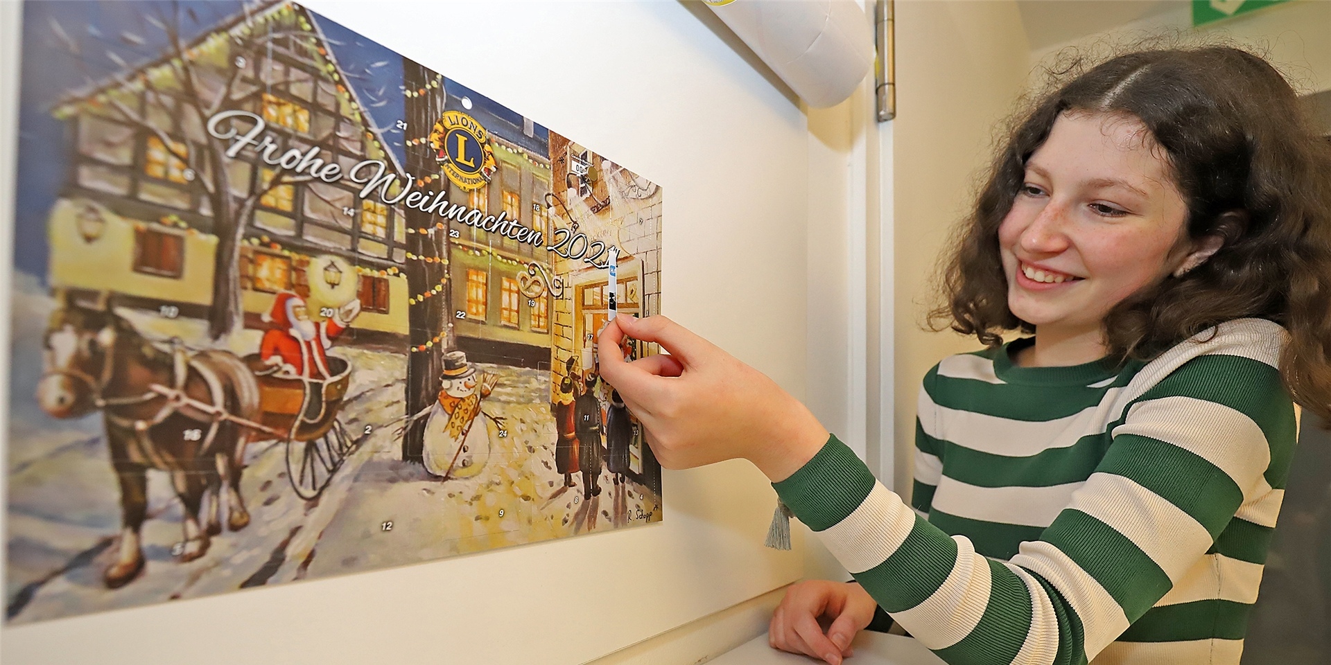 Stop! Weiter darf Redaktionspraktikantin Sara-Amalia Hatic das erste Kläppchen am Lions-Adventskalender noch nicht öffnen. Die Spannung steigt, denn hinter jedem Türchen stecken tolle Gewinne.