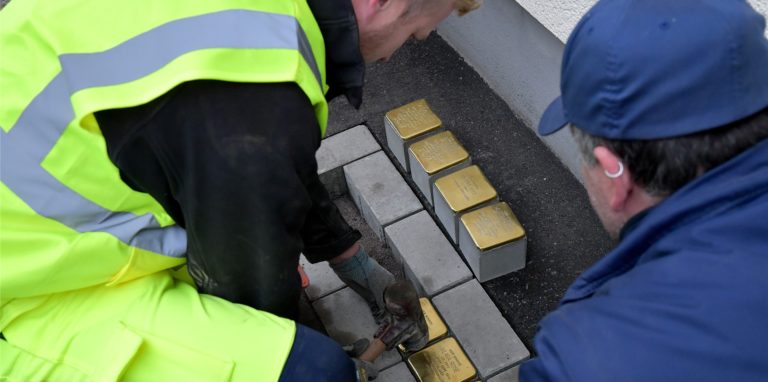 Sieben neue Stolpersteine am Knappenweg 38 erinnern jetzt an das Schicksal der Familie Rose. Die Verfolgung überlebten nur Regina und Klara Rose. Salomon, Betty, Werner, Martha und Hildegard Rose wurden von den Nazis ermordet.