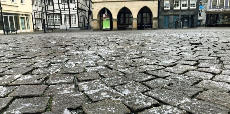 Eispartikel sind im Februar 2021 auf dem Marktplatz in Werne zu sehen: Der Deutsche Wetterdienst warnt erstmals in dieser Saison vor glatten Straßen.