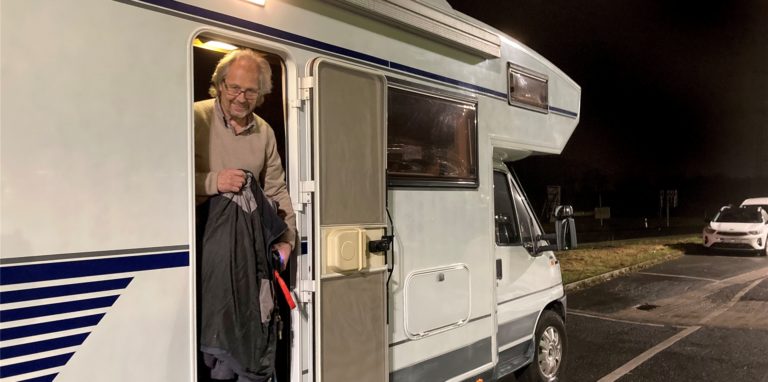 Nach einer Woche vergeblichen Wartens auf die Rückkehr der entlaufenen Hündin Karo hat Karl-Heinz Gryschek den Parkplatz des Gartencenters Augsburg mit seinem Wohnmobil verlassen.
