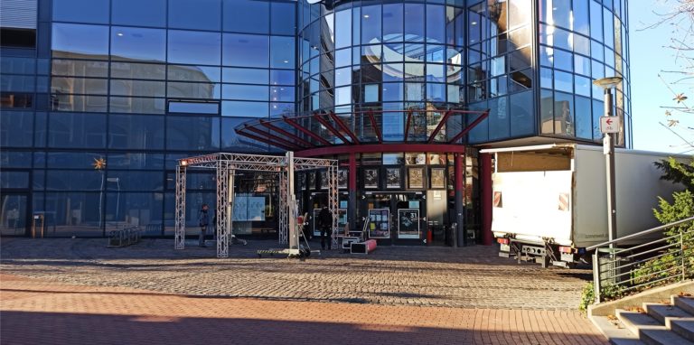 Am Montag (22.11.) wurde die Licht-Konstruktion vor der Cineworld aufgebaut. Denn das besondere Festival-Licht darf auch beim 31. Kinofest nicht fehlen.