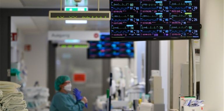 Überwachungsbildschirme der einzelnen Patienten auf der Covid-19-Intensivstation im Universitätsklinikum Carl Gustav Carus Dresden