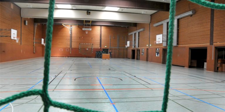 Sind Schwertes Sporthallen und Fitnessstudios bald wieder so leer wie die Halle am Stadtpark auf diesem Foto?