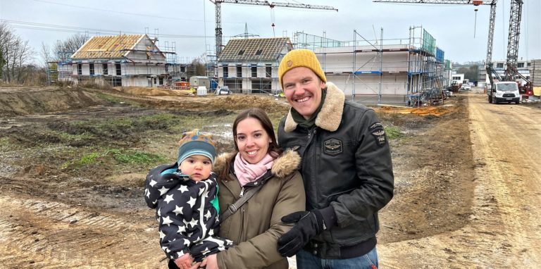 Veronika und Matti Ostwinkel wollen mit Sohn Paul im Jahr 2023 nach Holzwickede ziehen. Dafür wagen die Ur-Dortmunder gar den – zugegebenermaßen – kleinen Sprung über die Stadtgrenze.