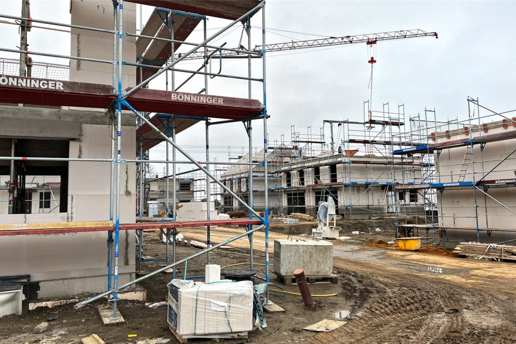 Während im Norden des Baugebietes die ersten Familien bereits eingezogen sind, wachsen gen Süden die Rohbauten. Das Baufeld der Ostwinkels ist indes noch Brachland, hier ist der Baustart für Frühjahr 2022 vorgesehen. Während im Norden des Baugebietes die ersten Familien bereits eingezogen sind, wachsen gen Süden die Rohbauten. Das Baufeld der Ostwinkels ist indes noch Brachland, hier ist der Baustart für Frühjahr 2022 vorgesehen.