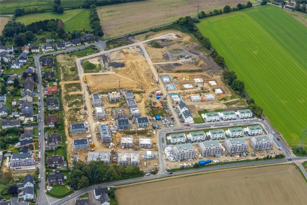 Der Wohnpark Emscherquelle aus der Luft, aufgenommen im September, dieses Jahres: Die Wilma GmbH als Projektentwickler investiert bis 2024 rund 65 Millionen Euro in das Baugebiet im Westen Holzwickedes. Hier entstehen sowohl Ein- als auch Mehrfamilienhäuser. Der Wohnpark Emscherquelle aus der Luft, aufgenommen im September, dieses Jahres: Die Wilma GmbH als Projektentwickler investiert bis 2024 rund 65 Millionen Euro in das Baugebiet im Westen Holzwickedes. Hier entstehen sowohl Ein- als auch Mehrfamilienhäuser.