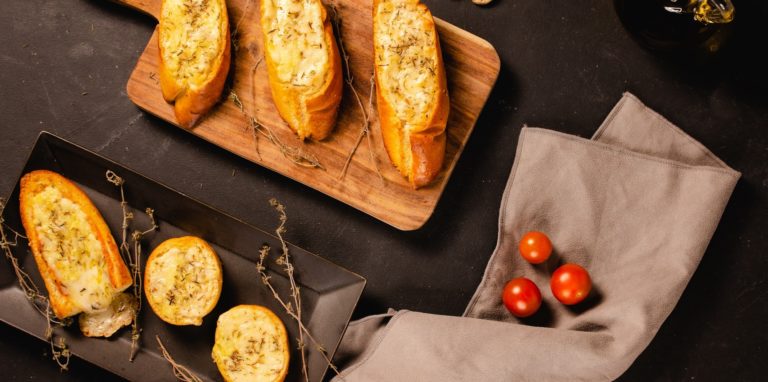 Knoblauchbrot ist ein Beilagen­klassiker. Ein virales Tiktok-Rezept treibt es mit dem Knoblauch auf die Spitze und unzählige Nutzerinnen und Nutzer machen es nach.