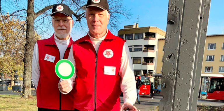Herbert Kluge (l.) und Wolfgang Güttler (r.) haben sich mit den Eisenbahnfreunden dafür eingesetzt, dass die geschichtsträchtige Stütze vom Bahnsteigdach als Denkmal vor dem Bahnhof aufgestellt wurde.