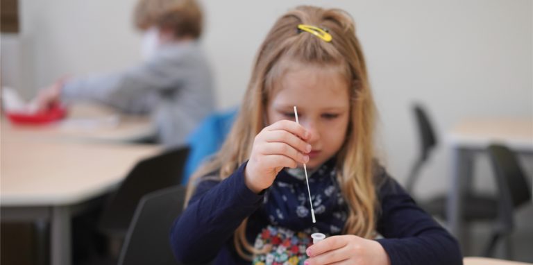 Die drei vorgeschriebenen Selbsttests für nicht geimpfte Schülerinnen und Schüler halten in der ersten Unterrichtsstunde den Betrieb auf. Doch sie decken tatsächlich Infektionen auf, für die die Kinder noch gar keine Symptome bemerkt haben. Und zumindest in Unna scheint das Testen ein Weg zu sein, die Ausbreitung von Covid-19 in den Schulen zu begrenzen.