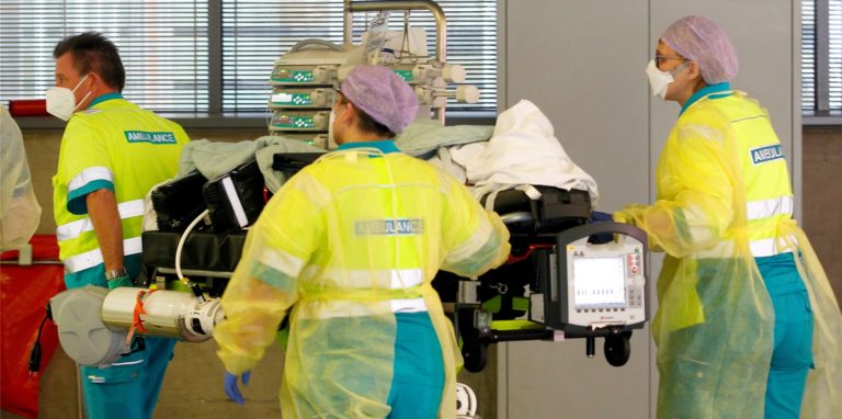 Die Besatzung eines niederländischen Krankenwagens bringt einen Covid-19-Patienten von Rotterdam ins BG Universitätsklinikum Bochum. Der Patient war auf der Intensivstation in Rotterdam behandelt worden.