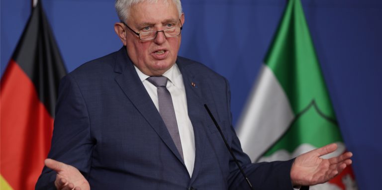Karl-Josef Laumann, Gesundheitsminister von Nordrhein-Westfalen, spricht bei einer Pressekonferenz in der Staatskanzlei zur aktuellen Corona-Lage und die zielgerichtete Umsetzung der Maßnahmen in NRW.